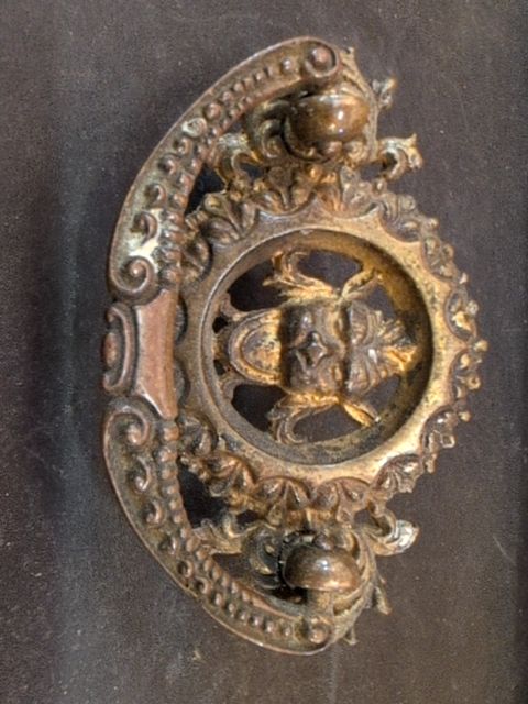 Figural Pull