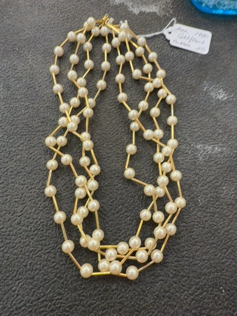 Avon 1980 pearl/gold necklace