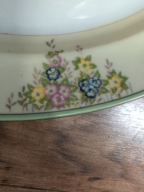 Meito Isabella pattern charger