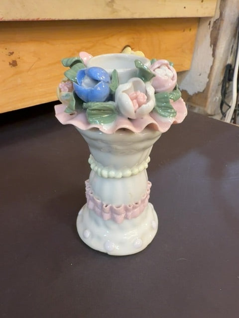 Porcelain ribbon candle holder