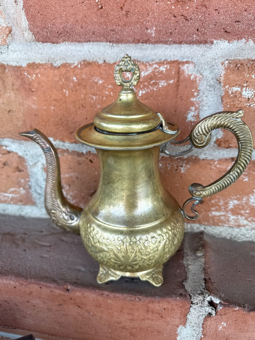 Antique Brass Tea Kettle pot. 8.5”