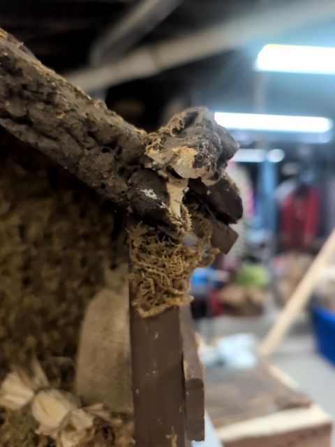 Antique nativity building (broken)